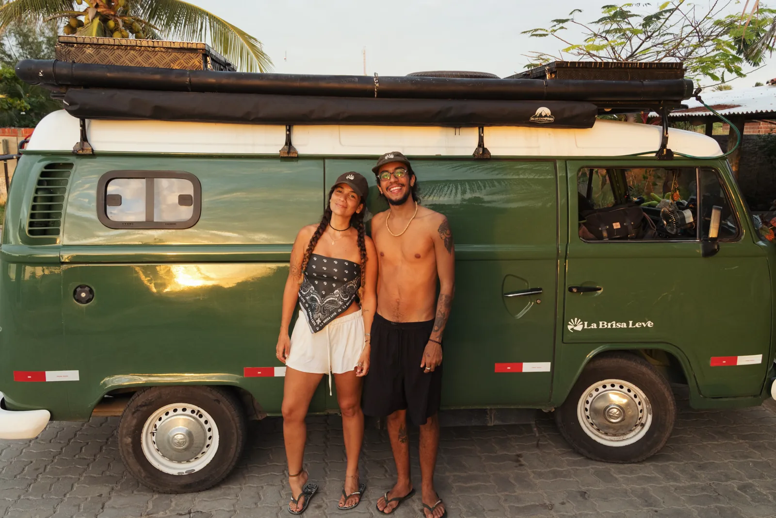 Fundadores da La Brisa Leve ao lado da Kombi
